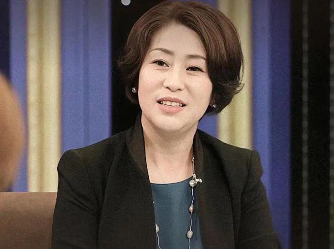 尊龙凯时app卡戴珊拿回个人美妆品牌控制